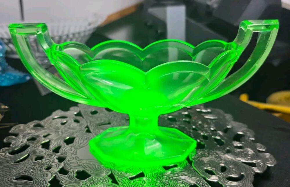 Chippendale KRYS-TOL Vaseline Green Glass Trophy Style Double Handled Bowl/Dish